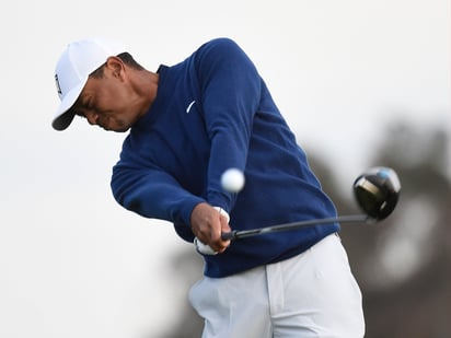 Tiger Woods durante la práctica de ayer previo al inicio del Farmers Insurance Open. (AP)