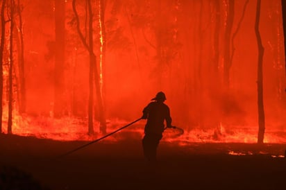 Con estas muertes, ya son 32 las personas fallecidas por los incendios en todo el país, que desde septiembre han arrasado un terreno del tamaño de Siria. (EFE)