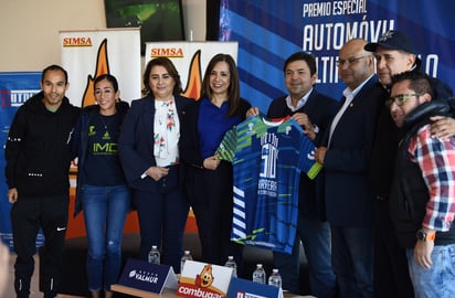 Se dio a conocer la playera Dry Fit que se otorgará a los corredores, como Daniel Ortiz e Isabel Vélez que confirmaron participación. (JESÚS GALINDO) 