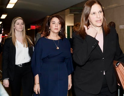 Testigo. La actriz Annabella Sciorra narra ante el jurado la supuesta violación del productor de Hollywood Harvey Weinstein. (EFE)