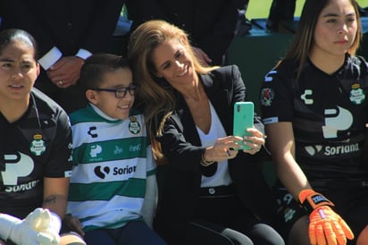 El padrino del cuadro lagunero, Christian Jahel, estuvo presente en la sesión fotográfica que tuvo lugar en el Estadio Corona de Torreón. (ESPECIAL) 