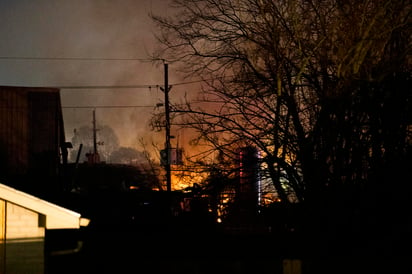 La explosión se escuchó y se sintió en toda la ciudad, dañando hogares aledaños. (AP)