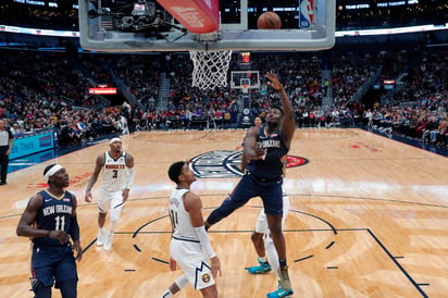 Zion Williamson (d) metió 15 puntos en la derrota de su equipo 113-106 ante los Nuggets de Denver. (AP)