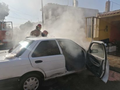 El personal del departamento de Bomberos y de Protección Civil acudió al lugar para atender el reporte y sofocar el fuego.