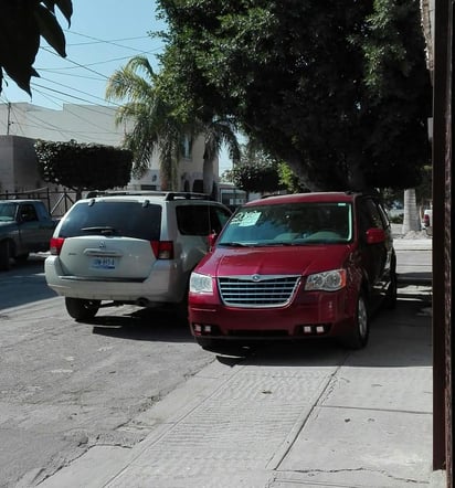 Reportan unidades en banqueta