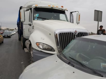 El tráiler impactó al automóvil en la parte media. (EL SIGLO DE TORREÓN)