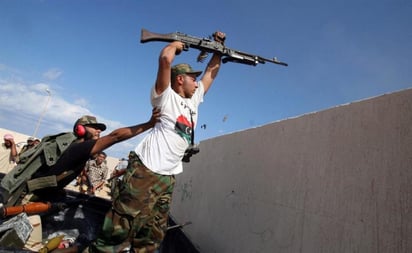 Hafter, hombre fuerte del país, amenazó esta semana con bombardear el aeropuerto si retomaba su actividad. (ARCHIVO) 