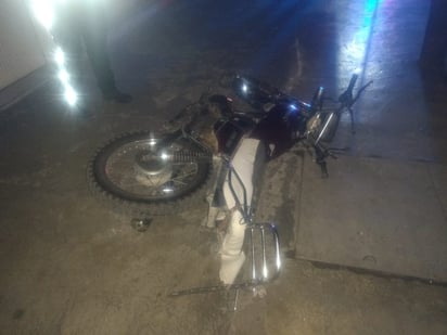 El motociclista perdió el control y se impactó con un negocio. (EL SIGLO DE TORREÓN)