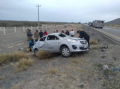 El auto resultó prácticamente destrozado. (EL SIGLO DE TORREÓN)