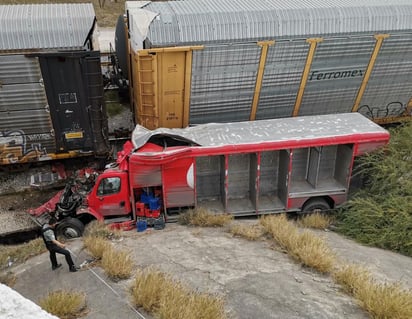 El conductor del camión perdió el control del volante y cayó de un puente, impactándose de frente contra el ferrocarril.