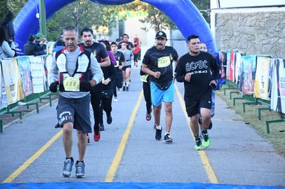 
Los corredores kenianos fueron los más rápidos en este medio maratón que reapareció en el calendario atlético de La Laguna, tras una ausencia de más de una década. (EL SIGLO DE TORREÓN)