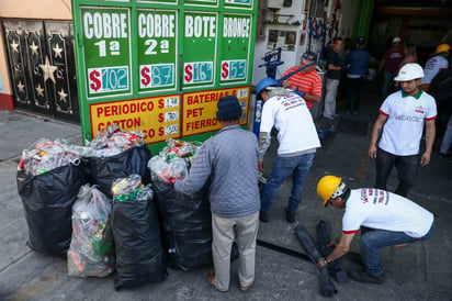 En la imagen se observa a una recicladora y los costos de cada material. (EL UNIVERSAL)