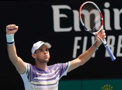 Dominic Thiem festeja tras derrotar 6-2, 6-4, 6-4 a Gael Monfils. (AP)