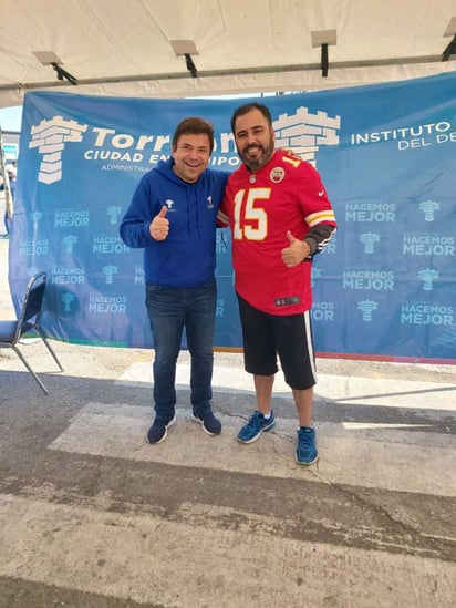 El ganador lució sonriente con su jersey de Patrick Mahomes. (ESPECIAL) 