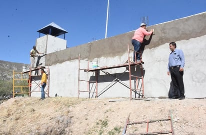 El alcalde de Lerdo, Homero Martínez, realizó el recorrido a las obras que se llevan a cabo para que la ciudadanía sienta la cercanía y seguridad de la organización policial.  (EL SIGLO DE  TORREÓN)