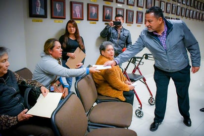 La entrega de los cheques fue encabezada por Claudio Mario Bres Garza, presidente municipal de Piedras Negras, acompañado de Guerra Ávila en la sala de Cabildo de la presidencia municipal. (EL SIGLO COAHUILA)