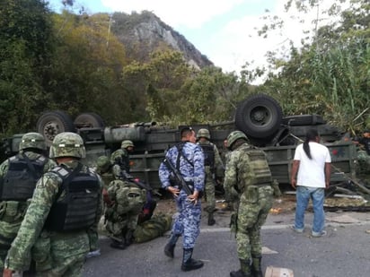 El accidente ocurrió al bajar una curva, en el tramo 158 de la Carretera 175, en el tramo entre Ixtlán y Guelatao de Juárez, comunidades de la región de la Sierra Norte. (ESPECIAL)
