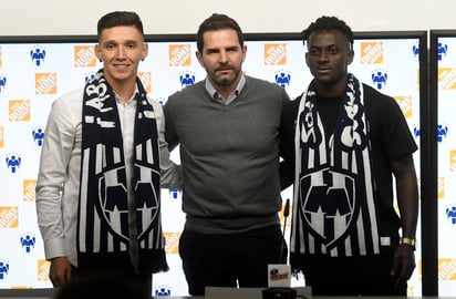 El presidente deportivo de Monterrey, Duilio Davino (c), durante la presentación del mediocampista argentino (i) y el ariete marfileño (d). (JAM MEDIA)