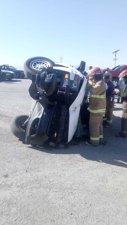 La unidad se salió del camino, derribó un semáforo preventivo y terminó volcado sobre su costado izquierdo. (EL SIGLO DE TORREÓN)