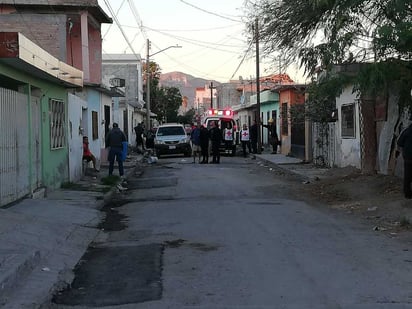 Localizan cuerpo flotando en registro sanitario de la colonia Las Carolinas; no está identificado. (EL SIGLO DE TORREÓN)