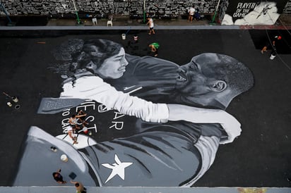 La imagen fue realizada en colores blanco y negro, apreciando el abrazo entre Gianna y Kobe Bryant. (CORTESÍA) 