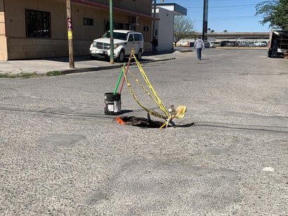 El pozo no cuenta con la señalización correspondiente y representa un peligro para los peatones y automovilistas. (EL SIGLO DE TORREÓN)