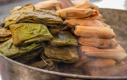 Los participantes instalarán sus puestos para poner a la venta los tamales y bebidas para los asistentes y posteriormente se hará la degustación para la evaluación. (ARCHIVO)