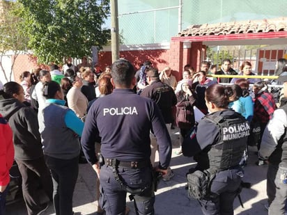 Los padres de familia de las niñas afectadas le expresaron sus inquietudes a la directora del plantel, y al recibir trato hostil optaron por pedir apoyo de distintas corporaciones de la Policía. (EL SIGLO DE TORREÓN)