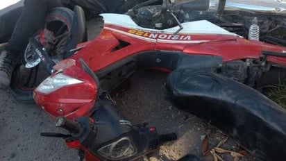 Choca contra motociclista en calles del fraccionamiento Latinoamericano; el acompañante del motociclista resultó herido. (EL SIGLO DE TORREÓN)