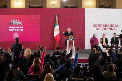 El presidente Andrés Manuel López Obrador sostiene un desayuno de trabajo con los senadores de Morena, PVEM, PT y PES, luego de que los legisladores de su partido negociaron con los integrantes del Frente Popular Revolucionario el ingreso a Palacio Nacional. (ARCHIVO)