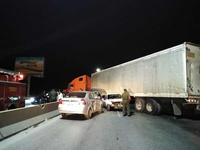 El tráiler quedó atravesado en la carretera y una camioneta debajo de la pesada unidad. (EL SIGLO DE TORREÓN)