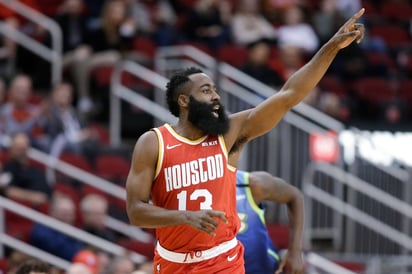 James Harden anotó 35 puntos y bajó 16 rebotes en la victoria de los Rockets 128-121 sobre los Mavericks. (AP)