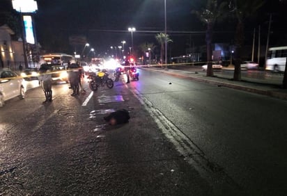 Hasta el lugar del accidente arribaron agentes de la Policía Municipal, de Tránsito y Vialidad así como agentes de Peritos, mismos que dialogaron con un joven ciclista que se identificó como testigo de los hechos. (EL SIGLO DE TORREÓN)
