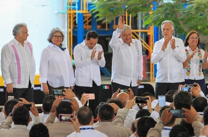 López Obrador se comprometió a revisar el tema de jubilaciones de los trabajadores de la CFE, las cuales fueron modificadas durante la reforma energética y que significó incrementar el número de edad y años laborados para obtener la jubilación en la institución. (EL UNIVERSAL)
