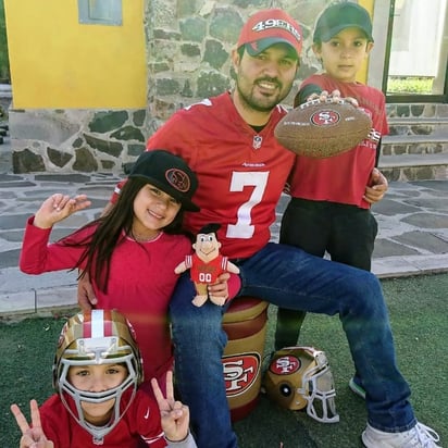 Carlos Trasfi y su familia, seguidores de los 49'ers de San Francisco.