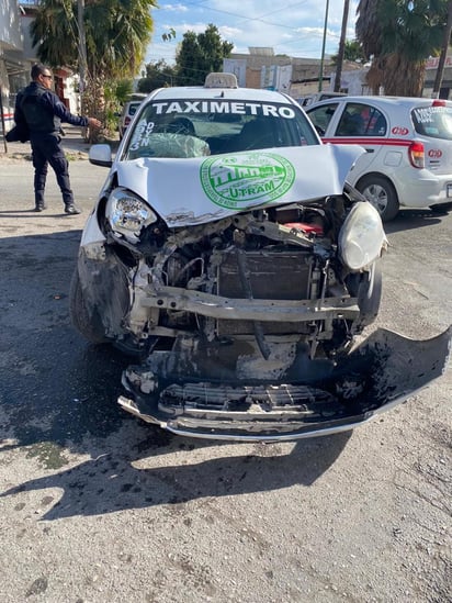 El accidente ocurrió en el cruce de la avenida Morelos y la calle Zaragoza de la zona Centro de la ciudad. (EL SIGLO DE TORREÓN)