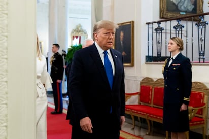 Trump podrá respirar finalmente tranquilo el miércoles por la tarde, cuando el Senado votará en contra de cargos. (ARCHIVO) 