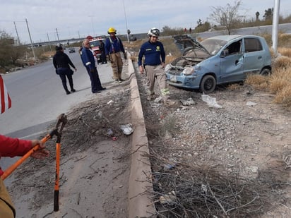 El conductor del automóvil resultó policontundido, por lo que paramédicos de Cruz Roja lo llevaron al Seguro Social. (EL SIGLO DE TORREÓN)