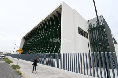 El Gobierno federal revivió la apertura del nuevo Hospital de Especialidades con Oncología de Gómez Palacio y se comprometió a operar lo más pronto posible esta institución de salud pues a partir de hoy se trabajará en un esquema de trabajo sobre el equipamiento y personal médico. (FERNANDO COMPEÁN)