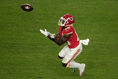 El receptor de los Jefes, Tyreek Hill, atrapa sin marca un pase de 44 yardas en el último cuarto.