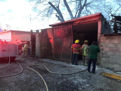 Vecinos del lugar indicaron que desde unos cuatro años ahí se vende gasolina a granel; un flamazo alcanzó al encargado.