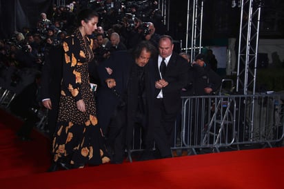 Percance. Esta no es la primera ocasión en la que tropieza durante una alfombra roja.