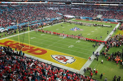 El aeropuerto se encuentra a unas 16 millas (26 km) del Hard Rock Stadium. (EFE)