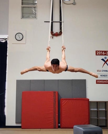 Mentalidad. Fernando está concentrado para lo que será su cuarta audición en su carrera como gimnasta artístico, ahora como parte del sistema del show de Franco Dragone . (CORTESÍA)