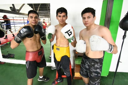 En pleno día no laboral, los boxeadores laguneros realizaron una intensa sesión en el gimnasio, para llegar a punto. (FERNANDO COPEÁN) 