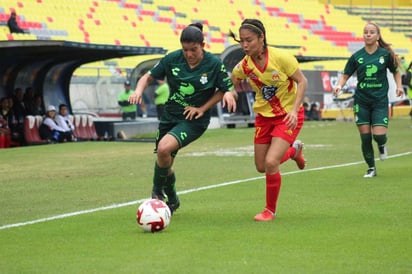 Esmeralda Zamarrón (i) pelea una pelota en la banda durante el duelo en el que Santos Laguna Femenil cayó como visitante ante Monarcas Morelia. (CORTESÍA) 