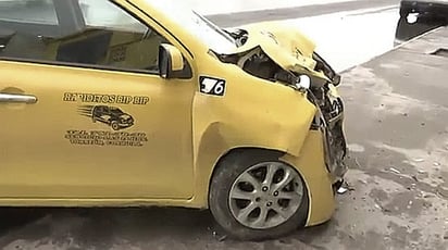 El taxi proyectó al vehículo estacionado hacia la vialidad, destruido por su parte posterior. (EL SIGLO DE TORREÓN)