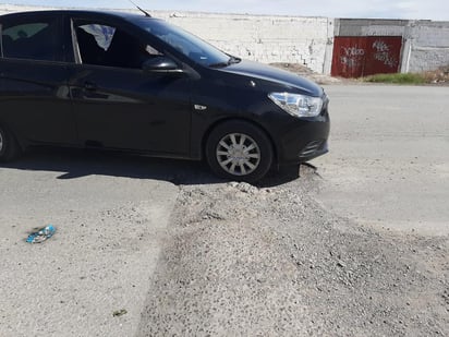 En un peligro se ha convertido un enorme bordo que además se encuentra en muy mal estado en la calle Tercera, entre las avenidas Dentista y Rogelio Pérez, de la colonia Villa Magisterial en el municipio de San Pedro, lugar donde a diario se reportan accidentes por parte de los conductores. (DIANA GONZÁLEZ)