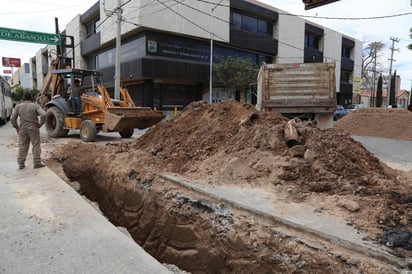 Obras diversas del proyecto Metrobús y del Simas generaron desviaciones y bloqueos en cruceros de Torreón durante hoy martes, fue desde las 11:00 horas que elementos de Tránsito y Vialidad comenzaron con el apoyo a los trabajadores para evitar accidentes. (ROBERTO ITURRIAGA)