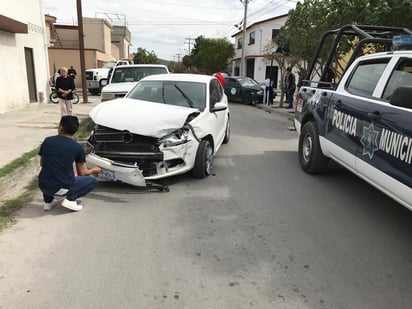 Ambos vehículos terminaron con daños de consideración y fueron retirados del lugar con una grúa y enviados al corralón. (EL SIGLO DE TORREÓN)